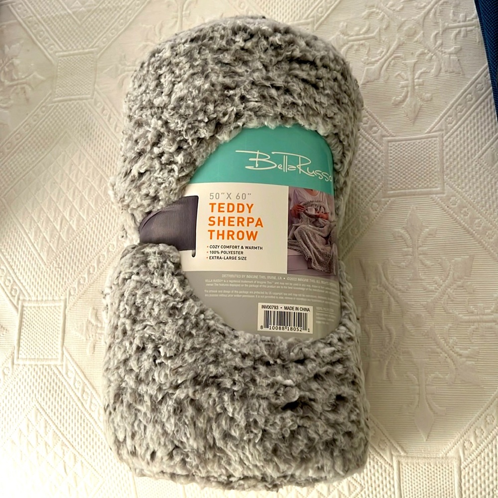 BRAND NEW BELLA RUSSO 50” x 60” TEDDY SHERPA THROW